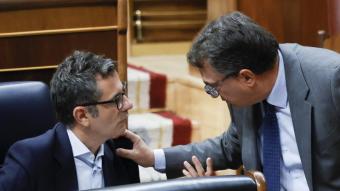 El portaveu del PNB al Congrés, Aitor Esteban (d), parla amb el ministre espanyol de la Presidència, Félix Bolaños