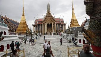 Turistes al temple del Buda d'Esmeralda, a Bangkok, on se celebra el concurs Miss Grand Internatioal