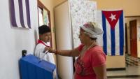 Una dona vota, aquest diumenge, en un col·legi electoral de l'Havana