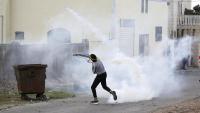 Un palestí torna una granada de gas, en un incident recent a la Cisjordània ocupada