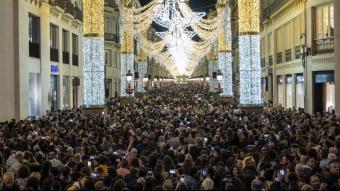 Milers de persones assisteixen a l'encesa de l'enllumenat de Nadal, a Málaga