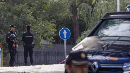 Efectius de la policia espanyola, dimecres passat davant l'ambaixada ucraïnesa a Madrid