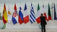 Una operaria posa bé les banderes dels països que participen a la Cimera Euromediterrània, aquest divendres a Alacant