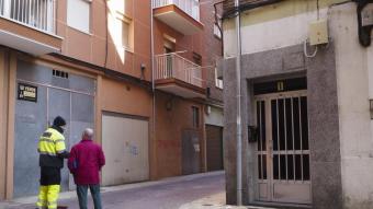 Dos homes, parlant davant el bloc on es va trobar el cadàver, a Valladolid