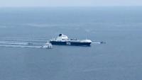 El mercant turc 'Galata Seaways', navegant escortat cap al port de Nàpols