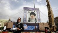 Una dona passa davant la imatge del líder suprem de l'Iran, l'aiatol·là Alí Khamenei