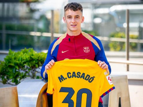 Marc Casadó, amb la samarreta del debut a primera divisió