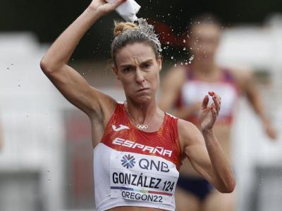 Raquel González refrescant-se durant la prova de 35 km del mundial d’Oregon
