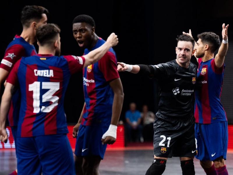 Els jugadors del Barça celebren el primer gol després d’un servei de banda