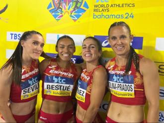 Jaël-Sakura Bestué , somrient segona per l’esquerra, amb les seves companyes del relleu de 4x100 m