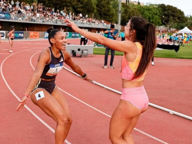 Jaël-Sakura Bestué , a l’esquerra, i Maribel Pérez, a punt d’abraçar-se després de la final dels 100 m