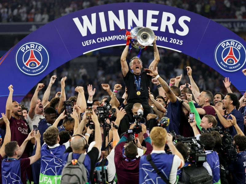 Luis Enrique, alçant la Champions
