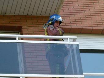 Un bomber, al balcó del pis afectat Cedida