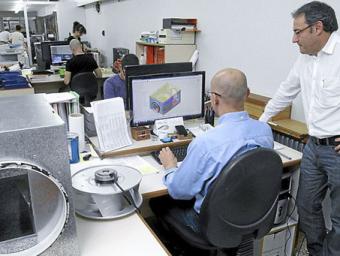 Josep Font, dret, al departament d’I+D de Sodeca a Sant Quirze, en una foto de l’octubre passat Jordi Puig