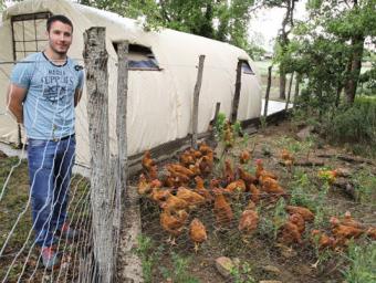 Pere Molins, davant d’un dels iglús que ell mateix ha instal·lat per resguardar els pollastres, en primer terme Jordi Puig