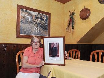 Carmina Montasell amb la foto que li va enviar la Zarzuela, al mateix menjador on va sopar el rei la primera vegada Ramon Ferrandis