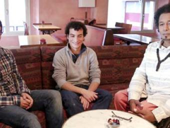 De dreta a esquerra, Khalid Zerguini, Oriol Iniesta i Adrià Martínez, impulsors de l’aplicació