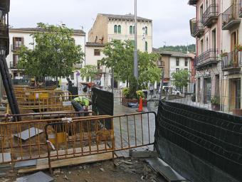 Aspecte de les obres de la plaça Major de Viladrau, que han començat per davant d’una de les voreres Jordi Puig