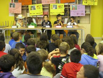 Els quatre candidats es van enfrontar en un debat electoral en una aula de la mateixa escola