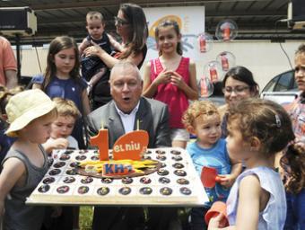 Josep Maria Lloreda bufa amb nens i nenes el pastís dels deu anys  Ramon Ferrandis