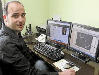 Antoni Fernández treballa des del seu despatx de Santa Eulàlia de Riuprimer, on viu Jordi Puig
