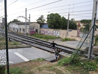 Dues persones travessant pel pas del carrer Sant Isidre Ramon Ferrandis