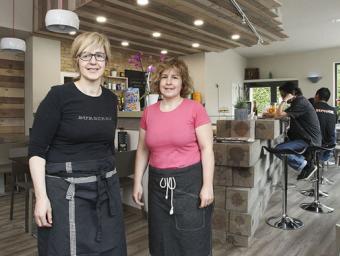 Montse i Ester Masplà, a la renovada fonda Ca la Paquita Jordi Puig