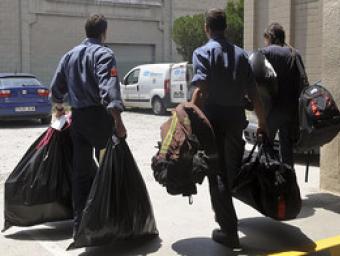 Bombers del parc de Granollers retirant bosses amb objectes de l’interior del parc dimarts passat Ramon Ferrandis