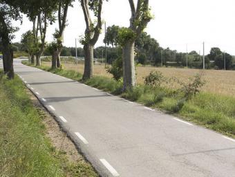 Punt de la carretera de Vilalleons on arrencarà el nou tram de vuit metres d’amplada. Al fons, el pont sobre l’Eix Jordi Puig