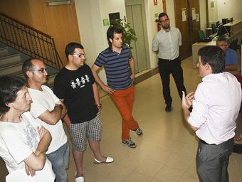 El regidor  Manel Álvarez, a la dreta, parlant amb membres del comitè i el regidor Albert Gil, després del ple Josep Villarroya