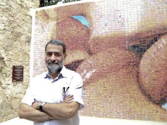 El fotomosaic mural de Joan Fontcuberta, instal·lat a la plaça Isidre Nonell de Barcelona, es titula El món neix en cada petó’. E Andreu Puig / El Punt Avui