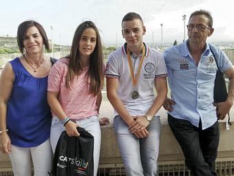 Yeray Pargaña, amb els seus familiars a l’Institut Nacional d’Educació Física, el dia del lliurament del premi