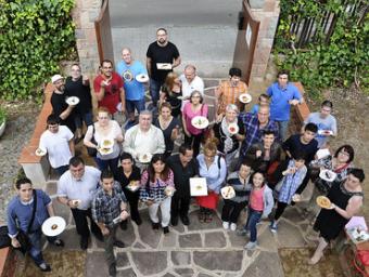 Els representants dels establiments participants, amb el pintxo que han fet, dimecres a la Torre del Fanal Ramon Ferrandis