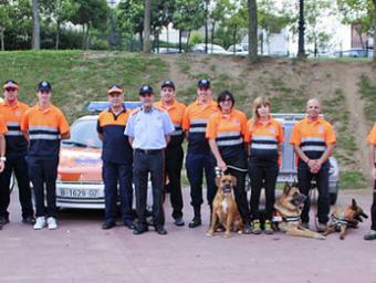 Els membres de Protecció Civil - Voluntaris de Taradell amb la nova Unitat Canina de Rescat que s’incorpora a l’associació, dilluns passat a Can Costa Taradell.com