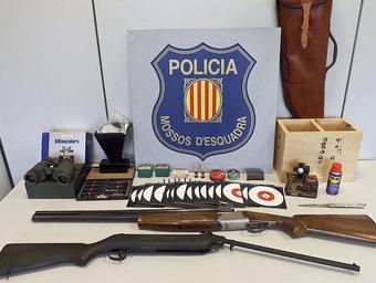 Les armes i altres objectes que van trobar els Mossos al domicili del detingut Mossos d’Esquadra