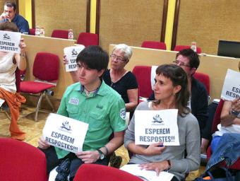 Membres de Perquè no ens Fotin el Tren van assistir al ple. La moció es va tombar pels vots en contra de CiU i PxC Xavier Bardolet