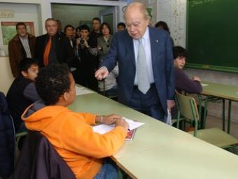 Pujol durant una visita a l’institut Bellulla, a Canovelles, l’any 2009, ja com a expresident Ramon Ferrandis