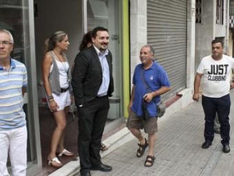 L’exalcalde Ribalta, a la dreta amb samarreta blanca, arriba a la seu del PSC aquest dilluns. A la porta, amb jaqueta fosca, Joan Antoni Corchado Josep Villarroya