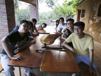 Els alumnes xinesos d’història de l’art d’una escola de Pequín van estar tres setmanes a la casa rural de Cal Pinyater, de Llinars. A la imatge, al vo