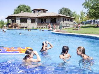 Turistes disfrutant aquest dimecres al migdia de la piscina del càmping La Vall de Taradell Marc Sanyé