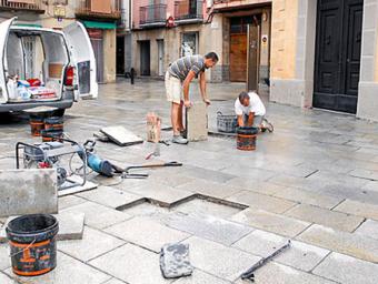 Obres de millora davant l’Ajuntament de Torelló, la setmana passada