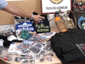 DVD, ulleres i alguns articles tèxtils (provinents sobretot del mercat dels dijous) es troben entre els objectes que la policia ha confiscat els últim Eduard Batlles