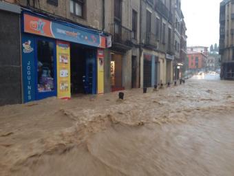 L’aigua entrant dins els comerços a la plaça d’en Pujol Twitter Xevi Lozano