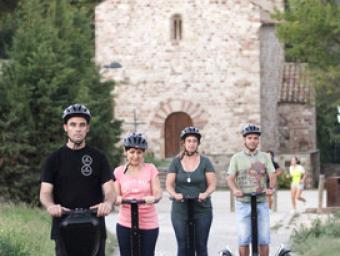 Jordi Pérez encapçalant una visita a la zona de Gallecs amb l’ermita al fons Griselda Escrigas