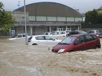 L’aigua inundant la zona esportiva de Roda, divendres a última hora de la tarda Jordi Puig