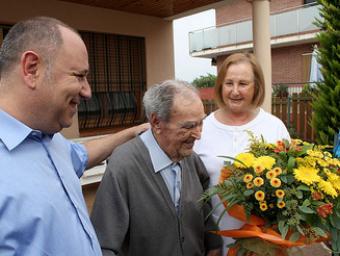 Jiménez amb el ram que li han lliurat l’alcalde Colomé i la regidora Pruna Ajuntament de les Franqueses
