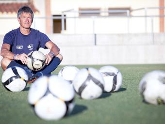 Josep M. Sala, envoltat de pilotes al camp del Pradenc  Marc Sanyé 