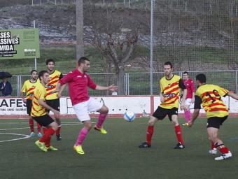 Una jugada del partit de la UE Calldetenes contra el Balenyà el 12 d’abril passat Sagi Serra