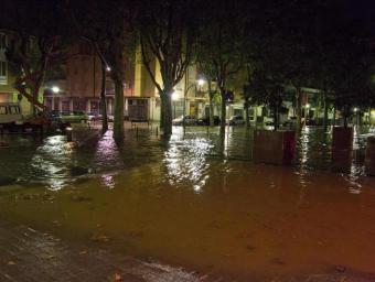 Carrers inundats a Reus durant la matinada d'aquest dimecres Òscar Rodríguez