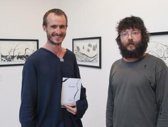 Ignasi Arumí i Pau Uriel, durant la presentació del llibre i de l’exposició dels dibuixos, a l’ACVic Jordi Puig 